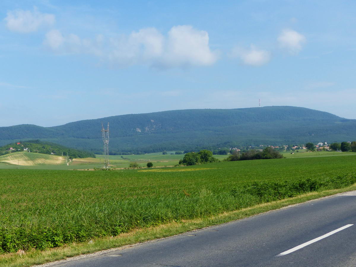 Panoráma a Gerecse-heggyel és a lábainál fekvő kicsiny Héreggel