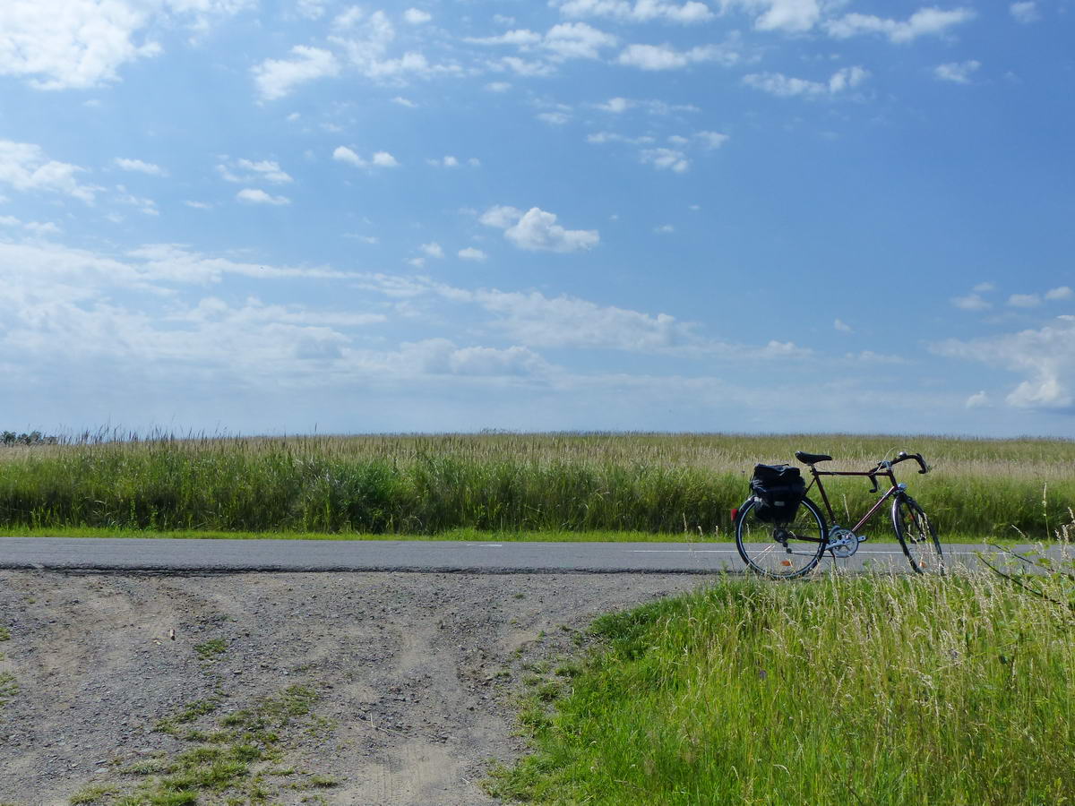 A kerékpár magányossága. Pihenő a Medves-fennsík mezői között.