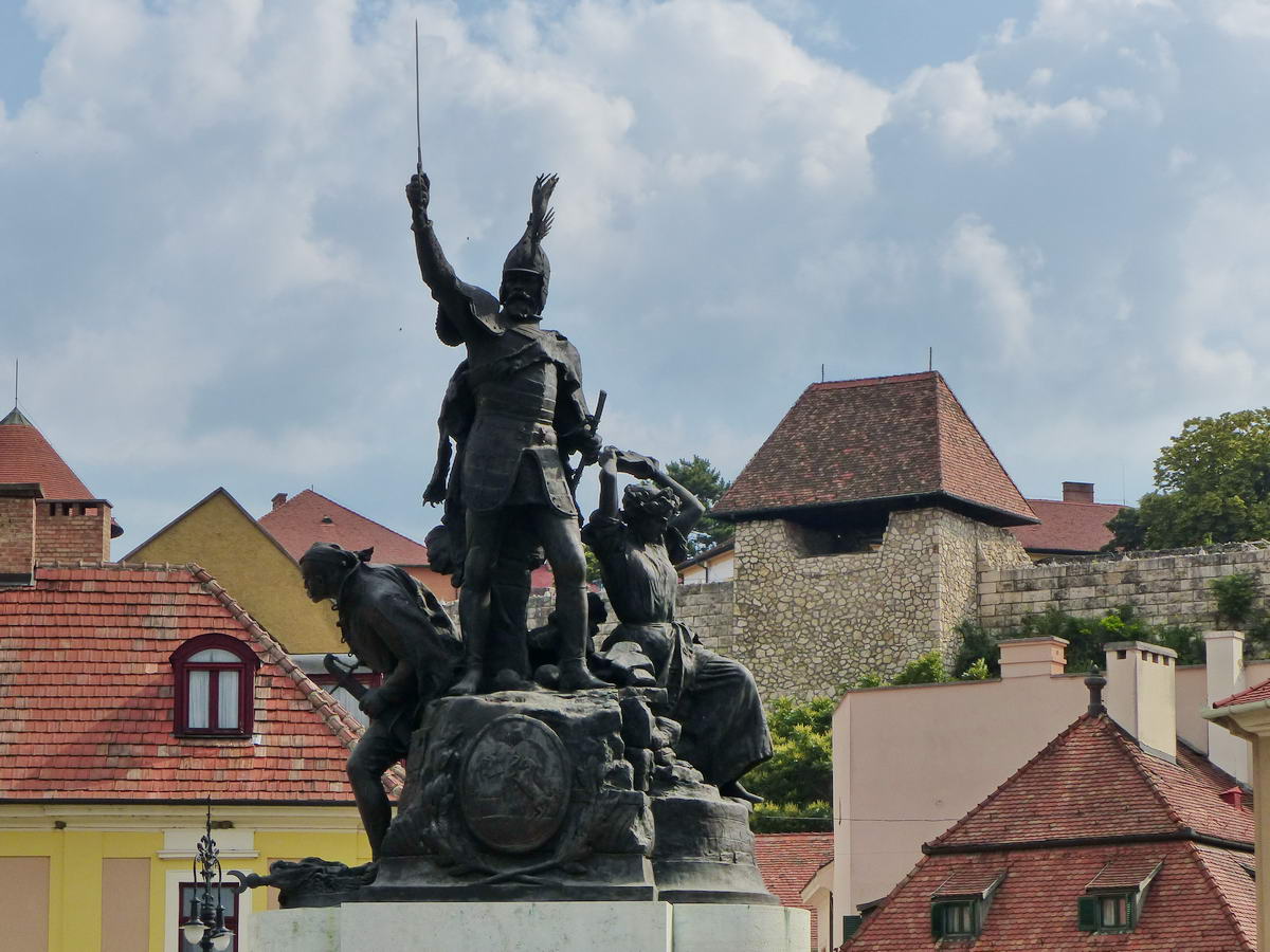 A vár és a Dobó István emlékmű