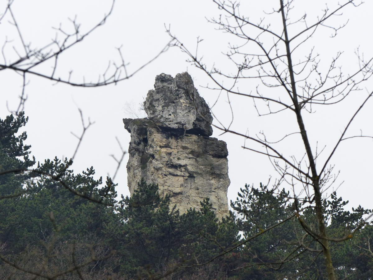 Az Ördögtorony a domb tövéből, a Pilisi piros útvonaláról nézve