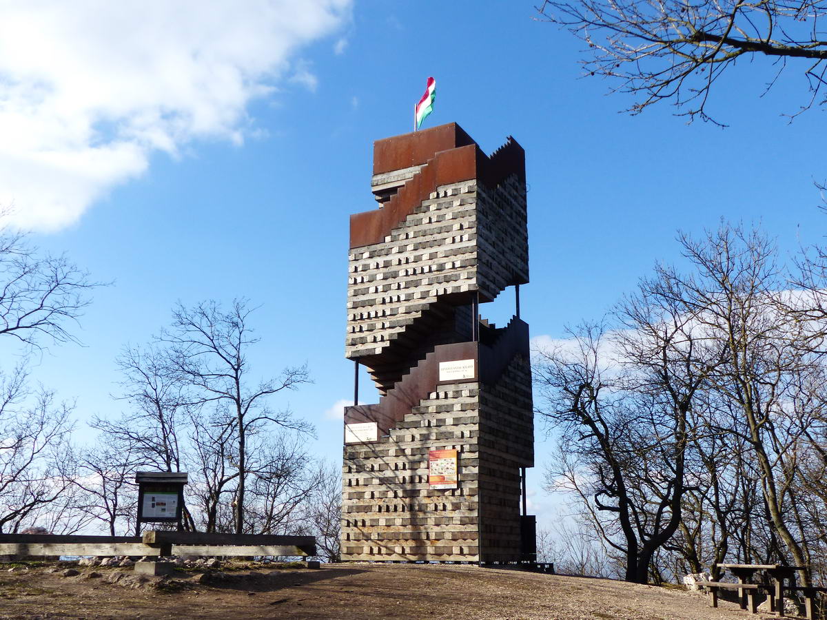 A Piliscsaba melletti Nagy-Kopasz csúcsán áll a Dévényi Antal kilátó, közismert becenevén a Jenga torony