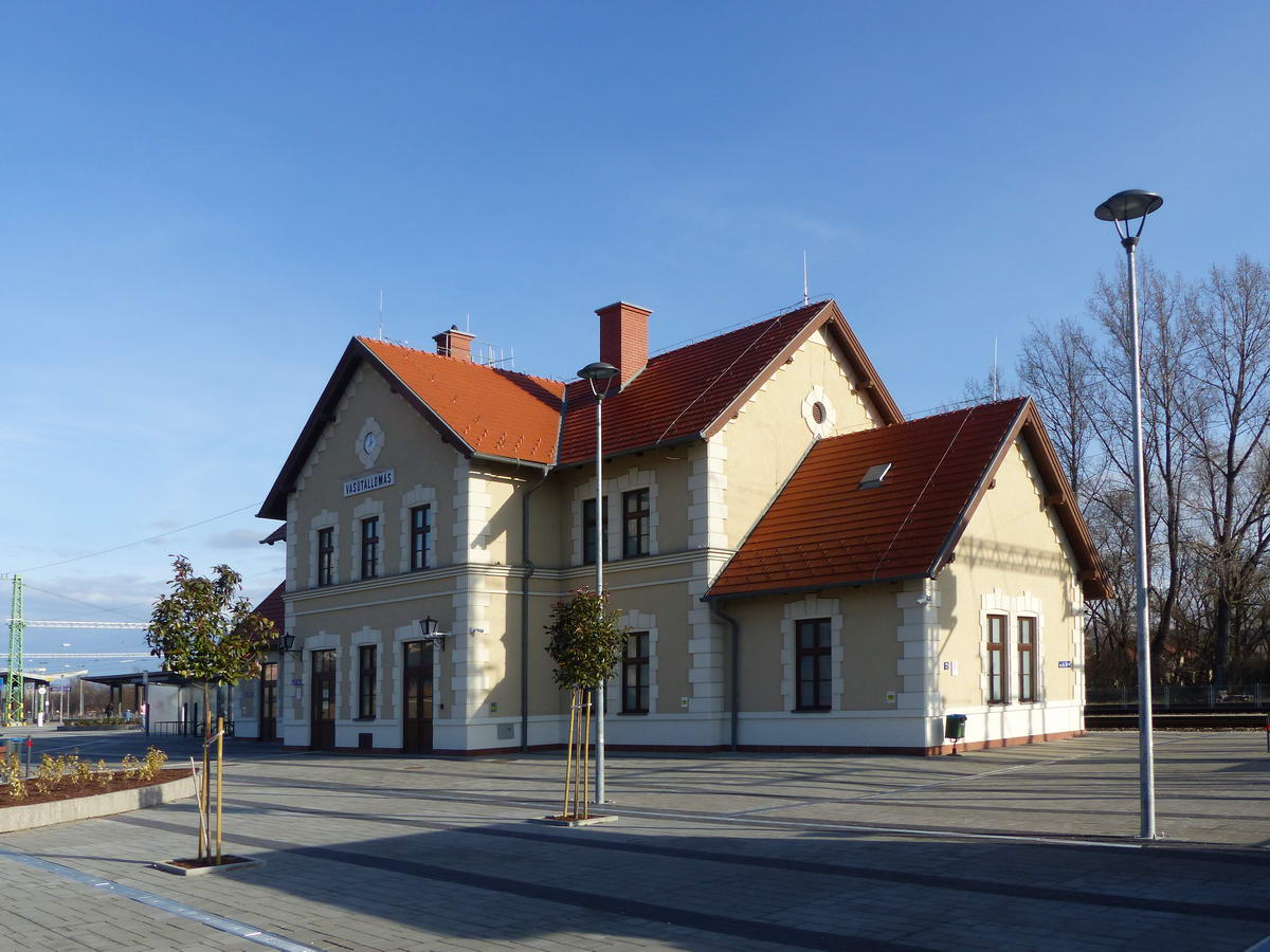 A dorogi vasútállomás szépen felújított épülete