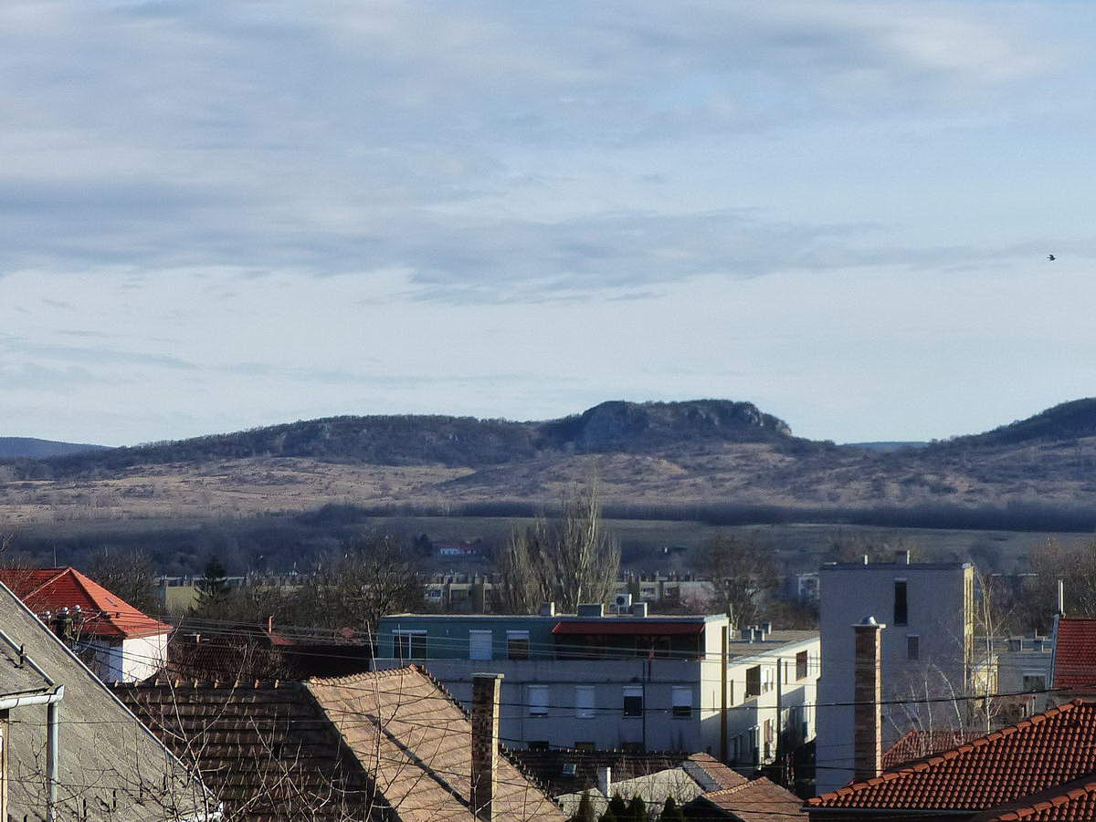 Kilátás a dorogi Árpád utcáról a város mögött álló Nagy-Strázsa-hegyre