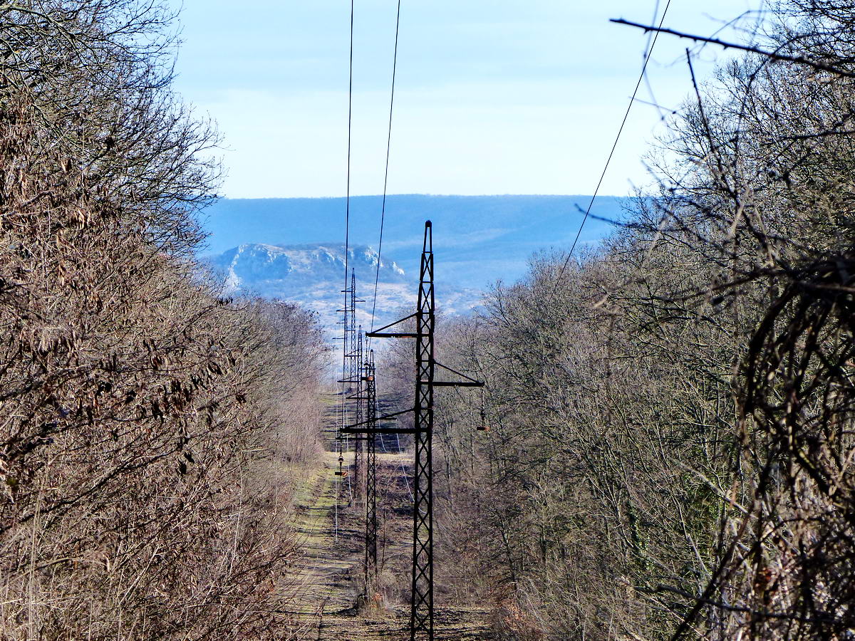 Kilátás távvezeték nyiladékából a Nagy-Strázsa-hegyre