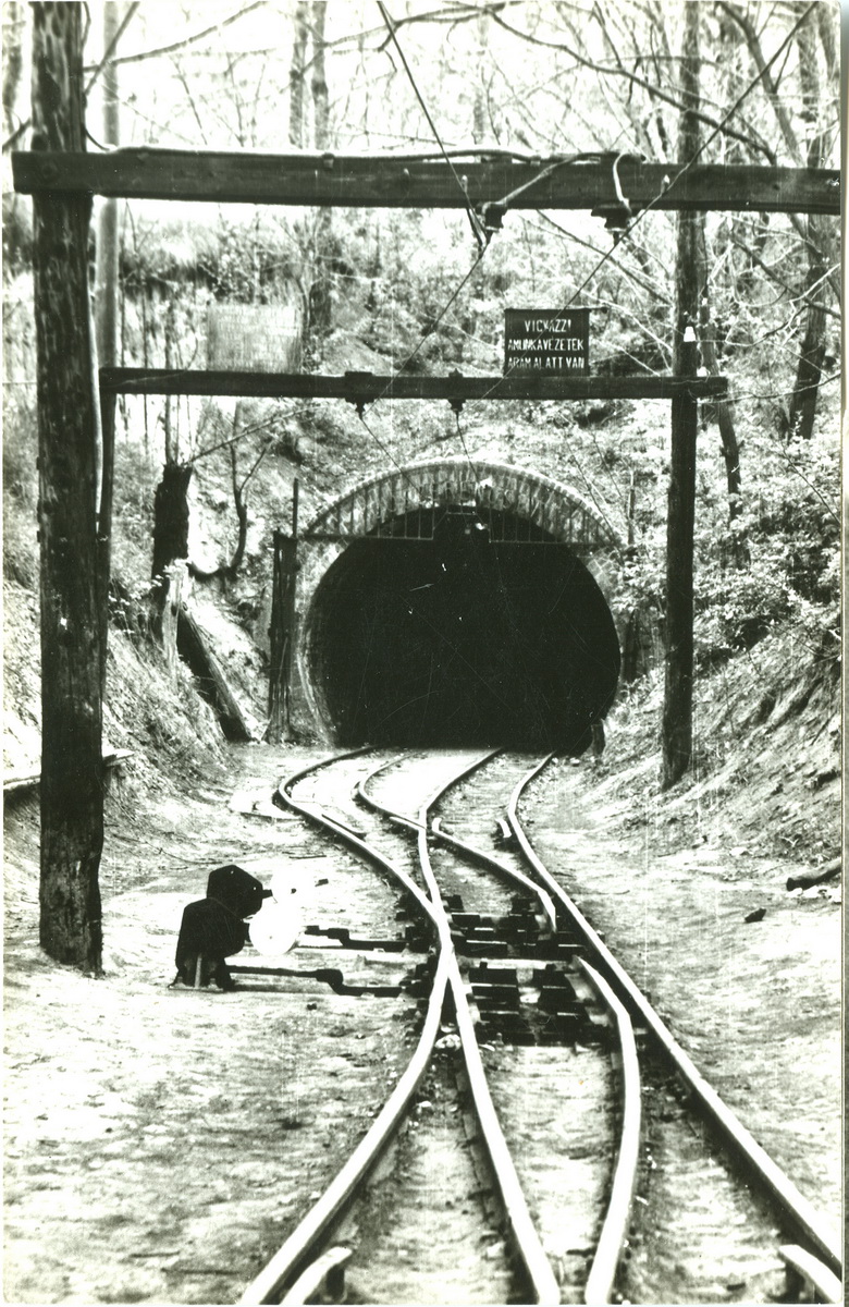 A Pálinkás-táró bejárata egy régi fényképen. A régi képek a https://www.banyaszkor.hu engedélyével lettek felhasználva.