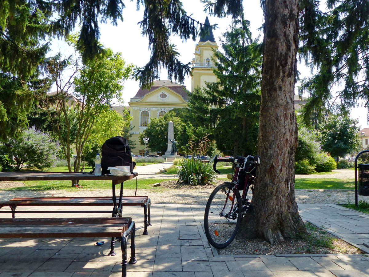 Ebéd és szieszta a főtér parkjában