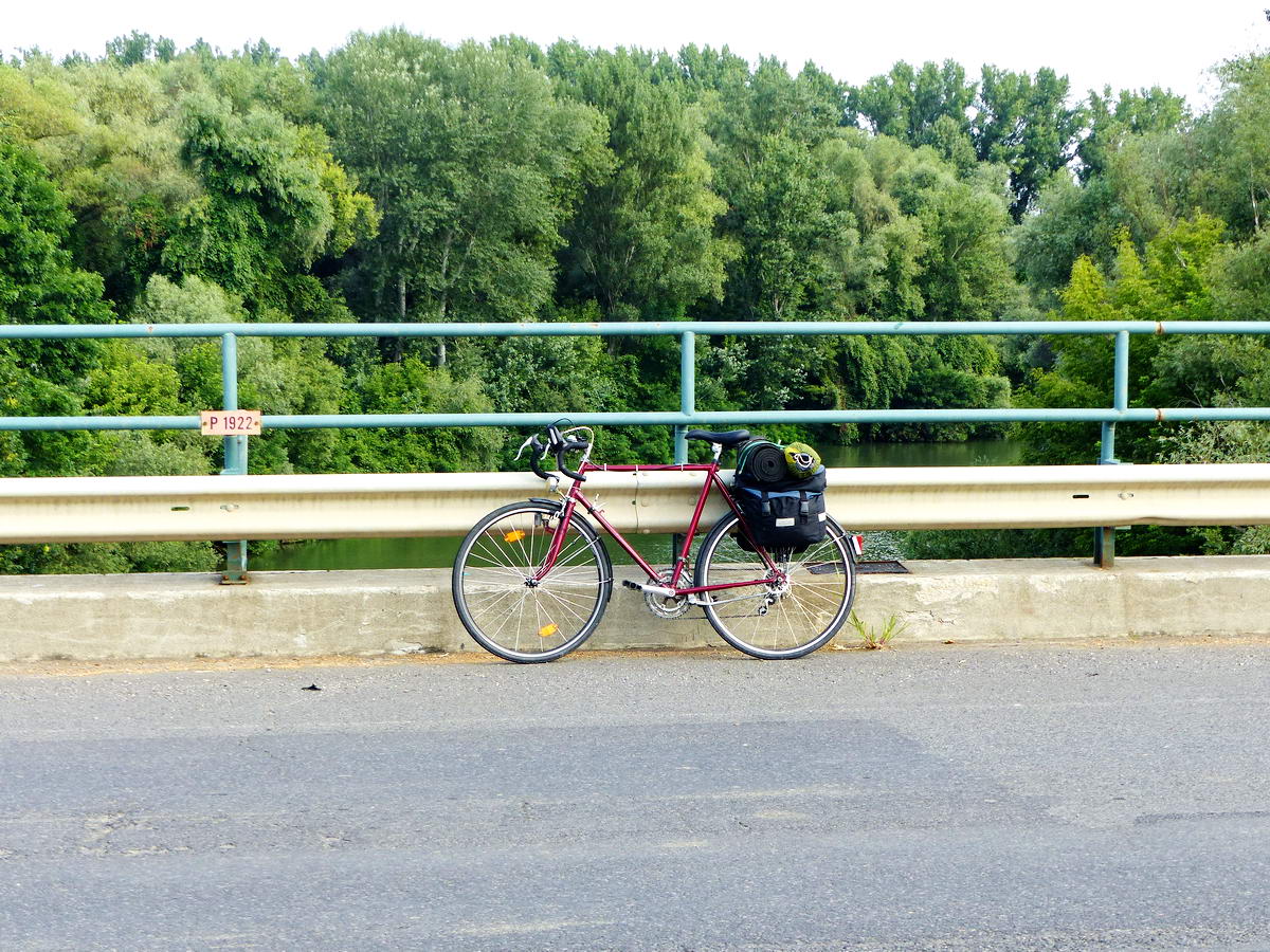 Köröstarcsa határában kereszteztem a Kettős-Köröst. A hídon letámasztottam a kerékpárt, hogy lefényképezhessem.