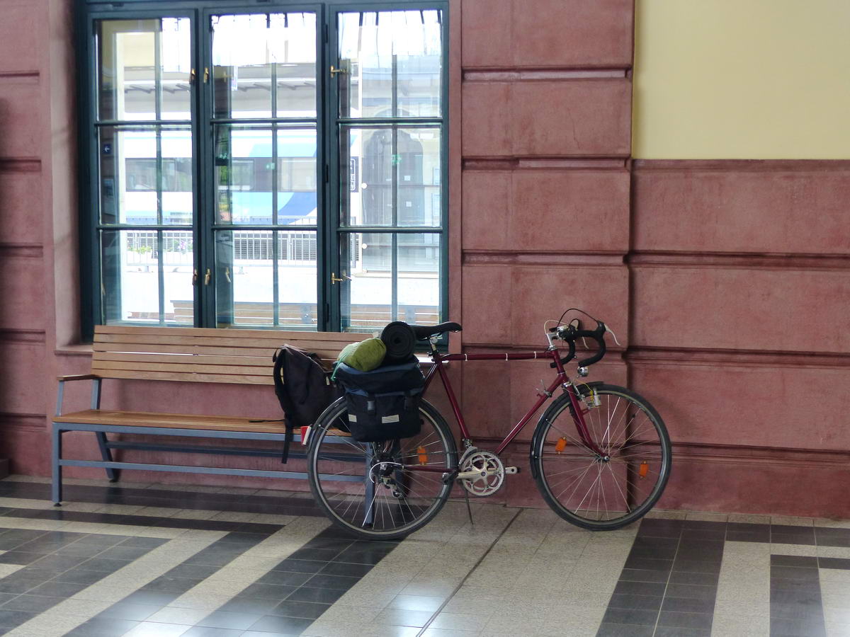 A vasútállomás csarnokában pihen a bringa a háromnapos túra végén