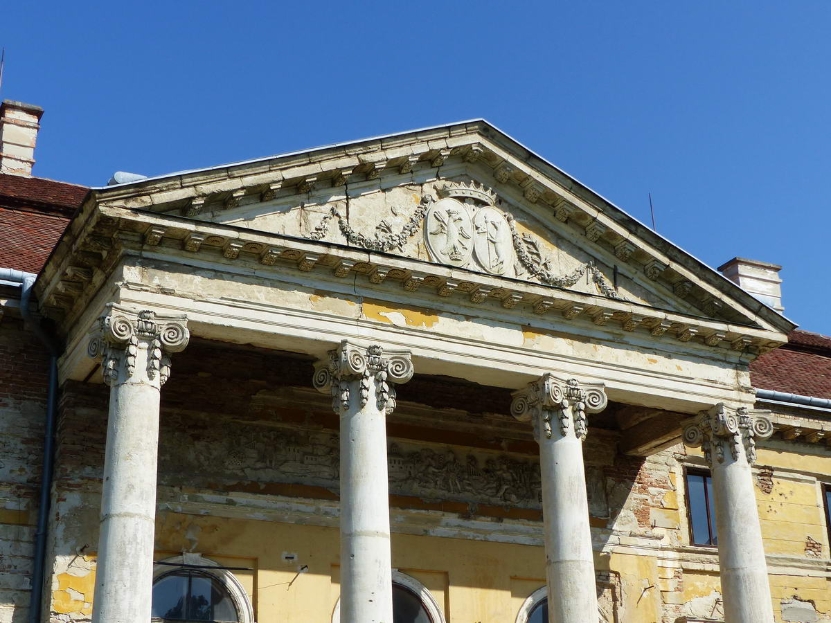 A korinthoszi oszlopok által tartott timpanonon még jól látható a füzérdíszekkel övezett Cziráky és Illésházy család kettős címerre