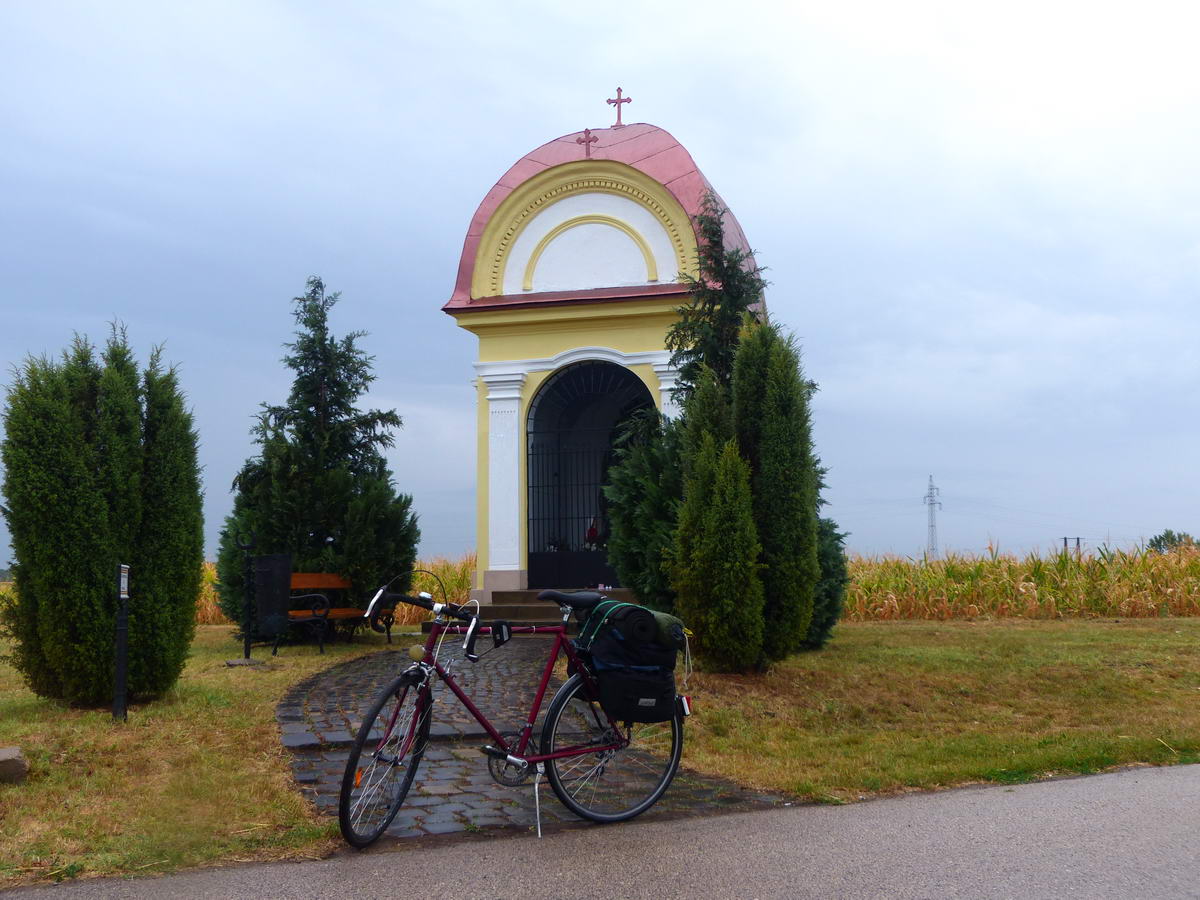 A Mezőkovácsházára vezető út mellett áll a kicsiny Babó kápolna