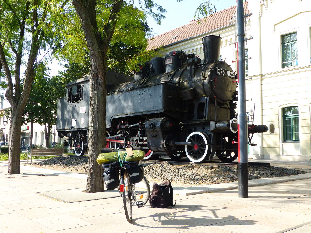 Egy öreg 375-ös gőzmozdony őrzi a régi idők emlékét az állomásépület előtt
