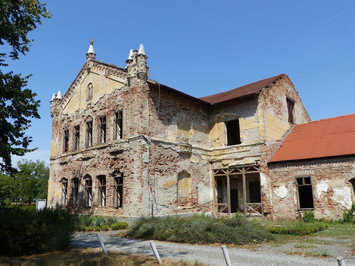 A lepusztult Batthyány-Geist kastély dél felől nézve