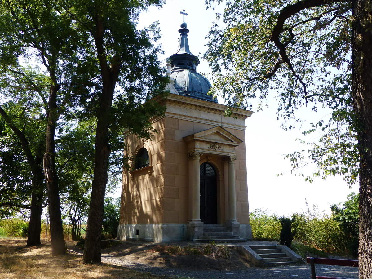 A kastélyparkban álló kis kápolnát már rendbehozták