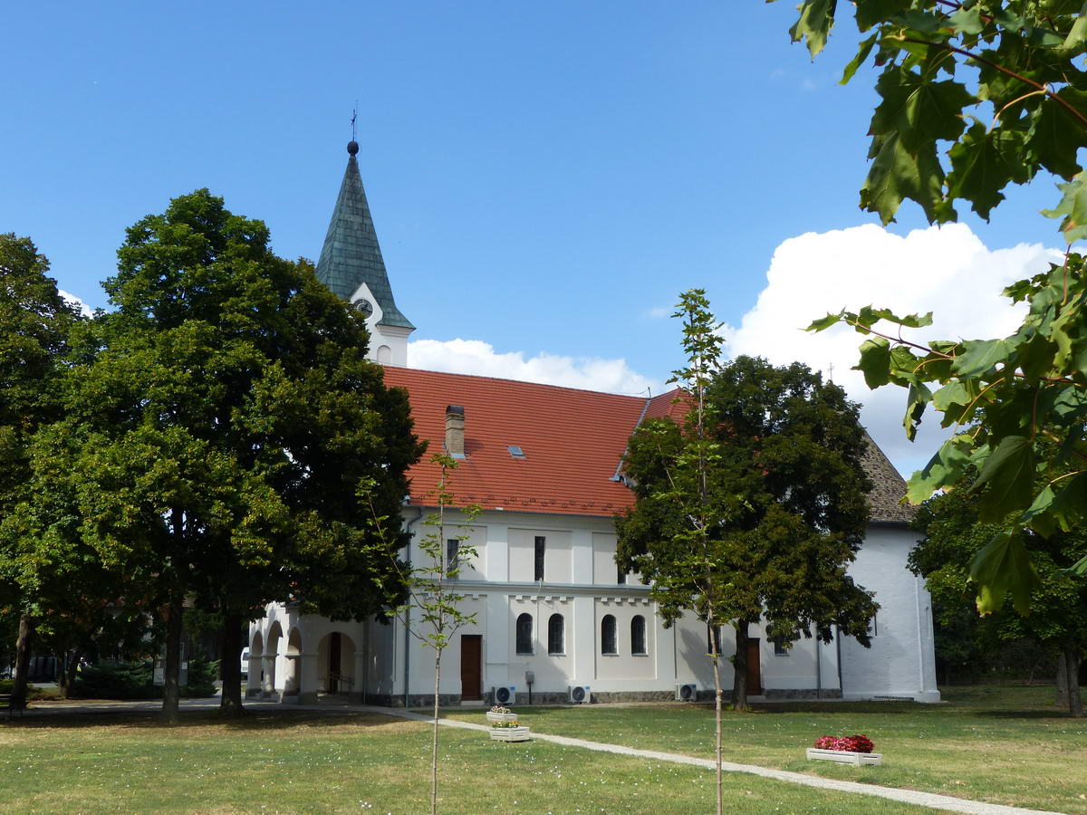 Kiszombor római katolikus temploma mellett jobbról jól látszik az Árpád kori Rotunda is