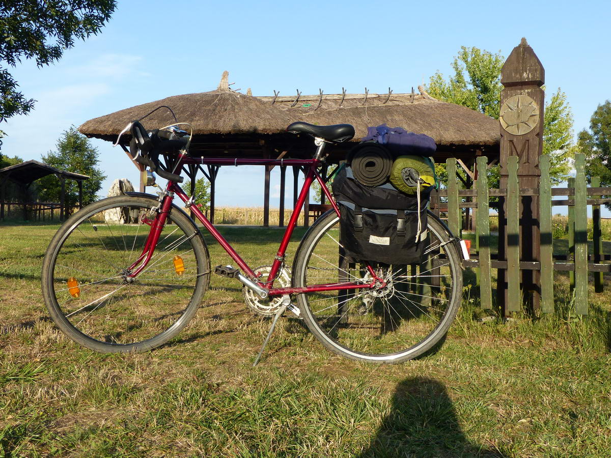 Letámasztottam a bringát a Magyarország legmélyebb pontját jelölő kopjafa mellett
