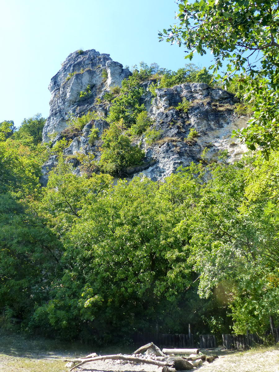 A Tündér-szikla lábánál halad el a turistaút