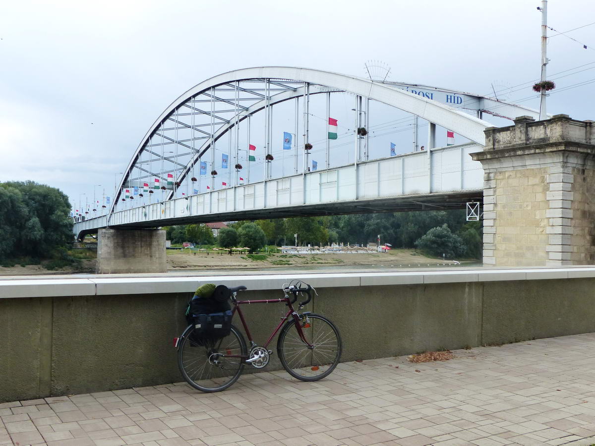 Szeged - A Belvárosi híd a Tisza-parti sétányról fényképezve
