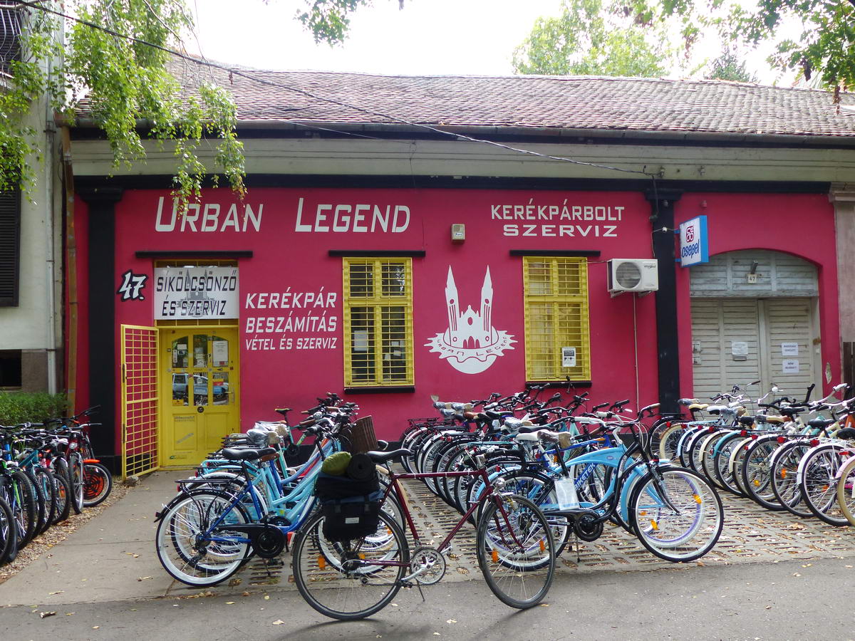 Az Urban Legend kerékpárbolt és szerviz előtt parkol a bicajom - itt már az új pedálokkal felszerelve.