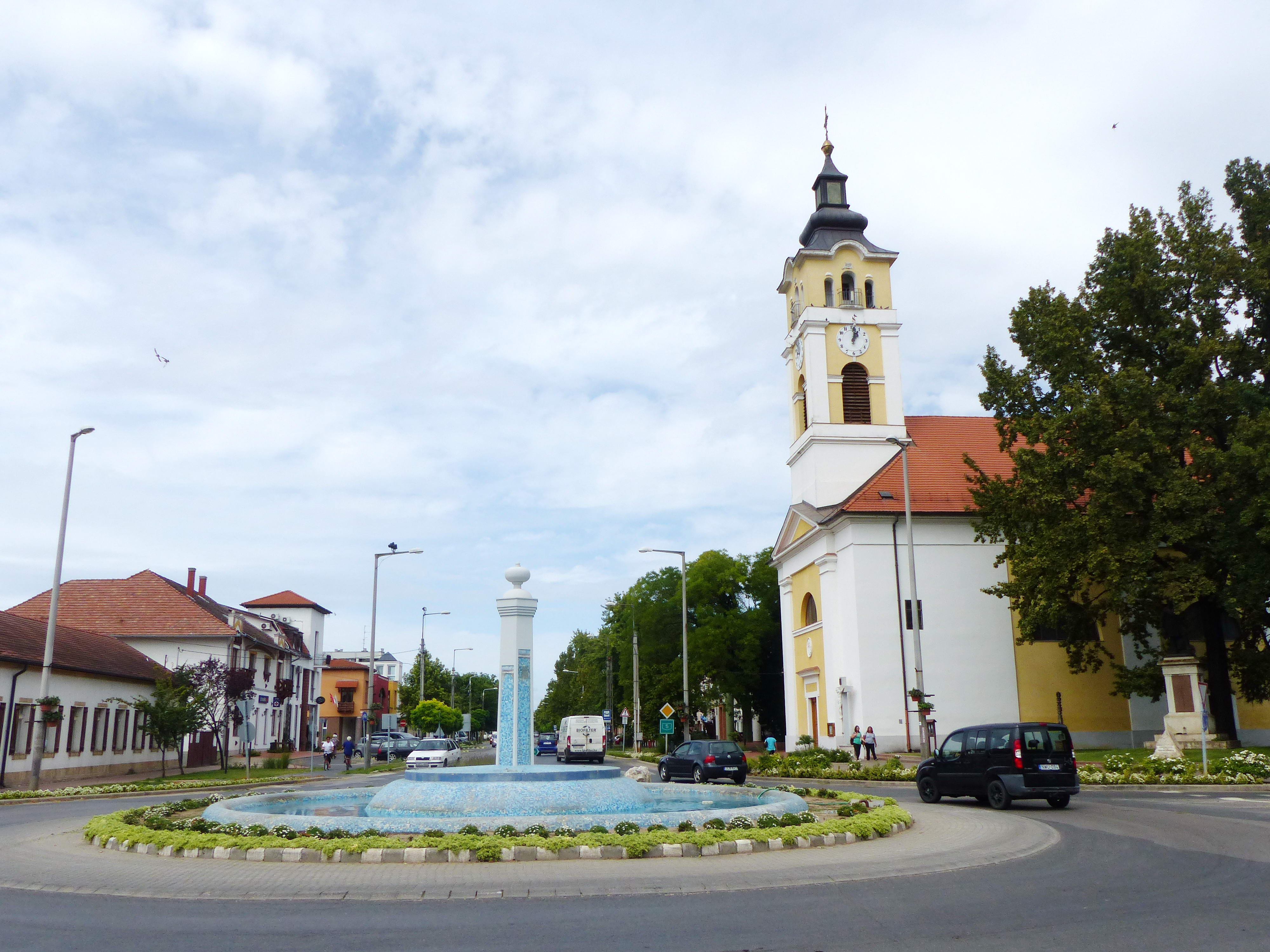 Kistelek - Szökőkutas körforgalom a központban