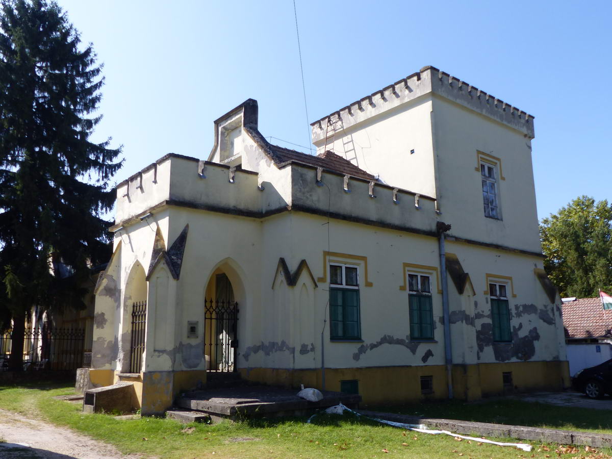 A templom mellett álló Redl-Nyéki-Podmanitzky kastély nem látogatható