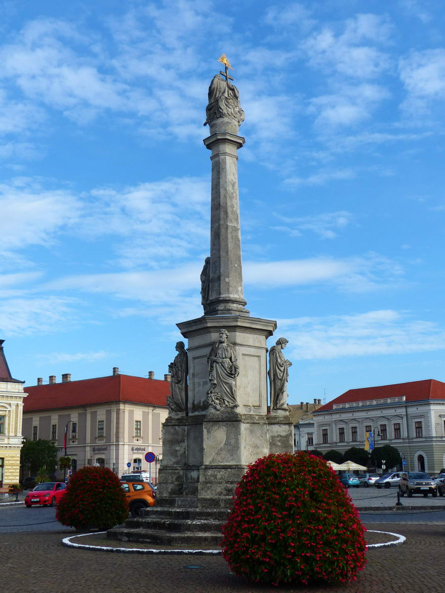 Baja - A Szentháromság téren álló Szentháromság oszlop