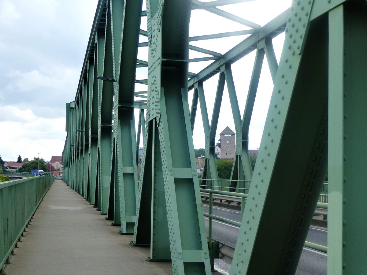 A Nagy-Duna hídján. Itt a járdán vezet a kerékpárút