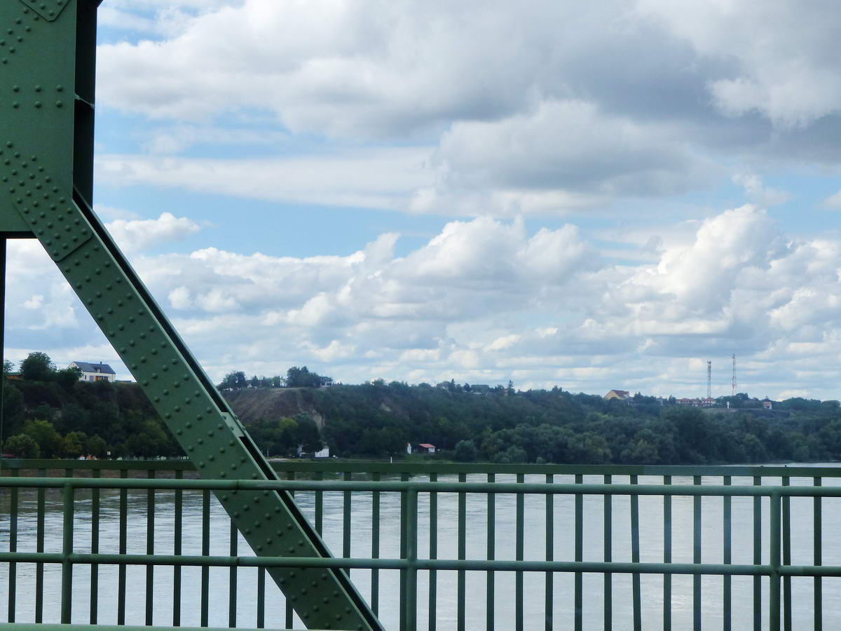 Kilátás a hídról a Dunántúl magaspartjára