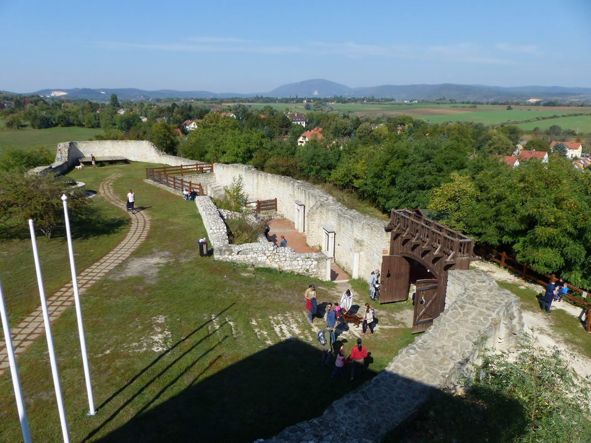 Kilátás a toronyból a részben helyreállított falakra