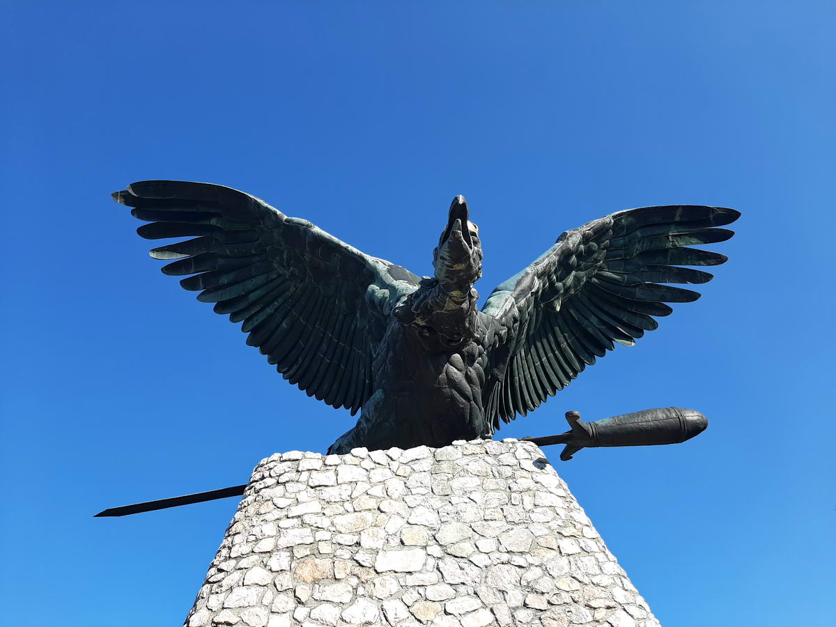 A Donáth Gyula szobrászművész tervei alapján készült szobor szárnyainak fesztávolsága majdnem 15 méter!