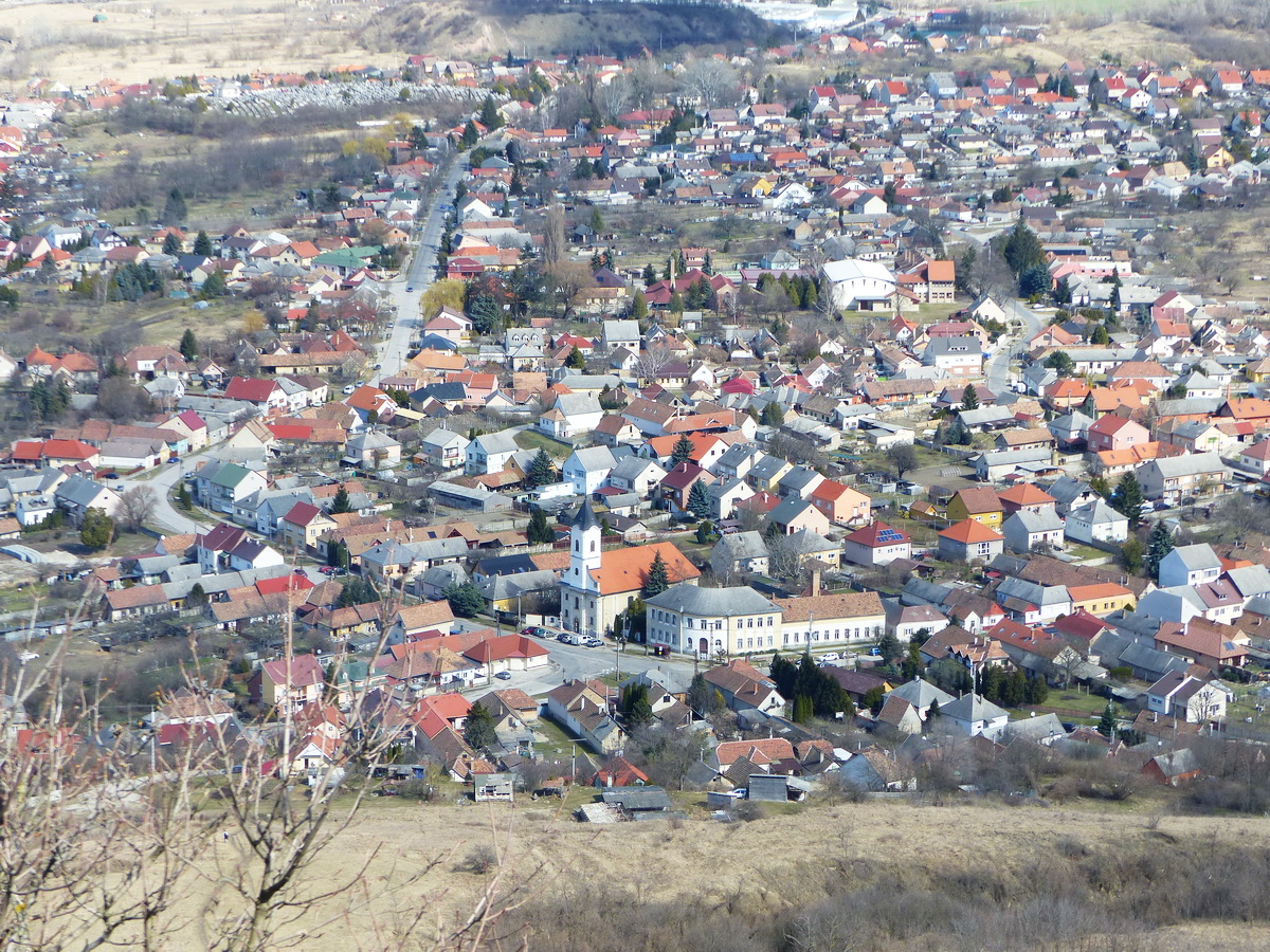 Tokod képe egy kis zoommal. Jól látható a kis terecske a templom előtt, ahonnan elindultunk.