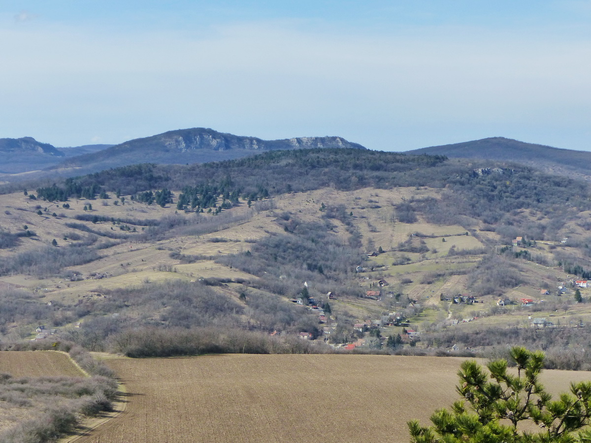 Panoráma nyugat felé a tokodi pincék völgyére, a Kősziklára és a mögötte álló kétpúpú Bajóti Öreg-kőre