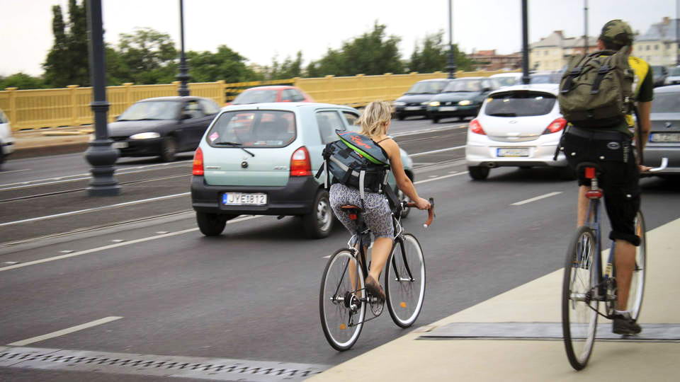 [03] Az igazi kihívás ott kerékpározni a forgalomban, ahol nincs felfestett kerékpársáv! Ezt is gyakorolnunk kell! (A kép a Margit hídon készült, a pesti oldal felé tekintve)