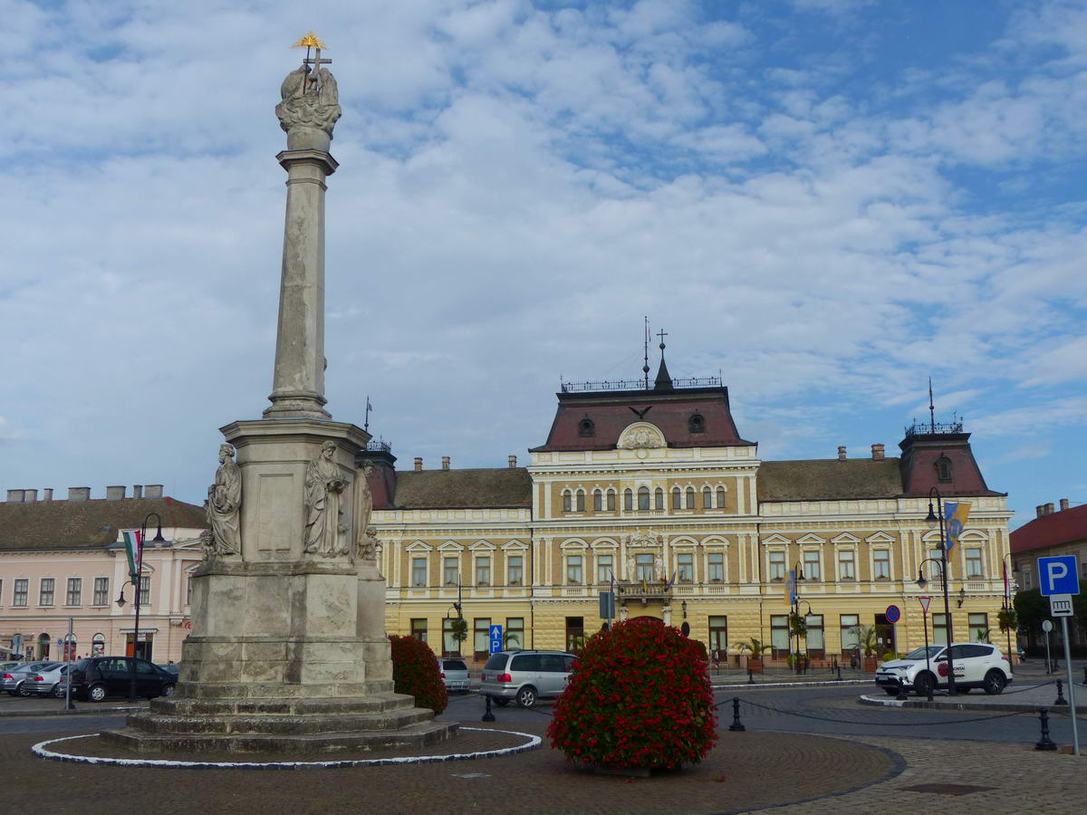 Egy érkező melegfront első jele a magasban megjelenő vékony Cirrus felhőzet. Ez a képet egy késő délutánon készítettem Baja főterén.