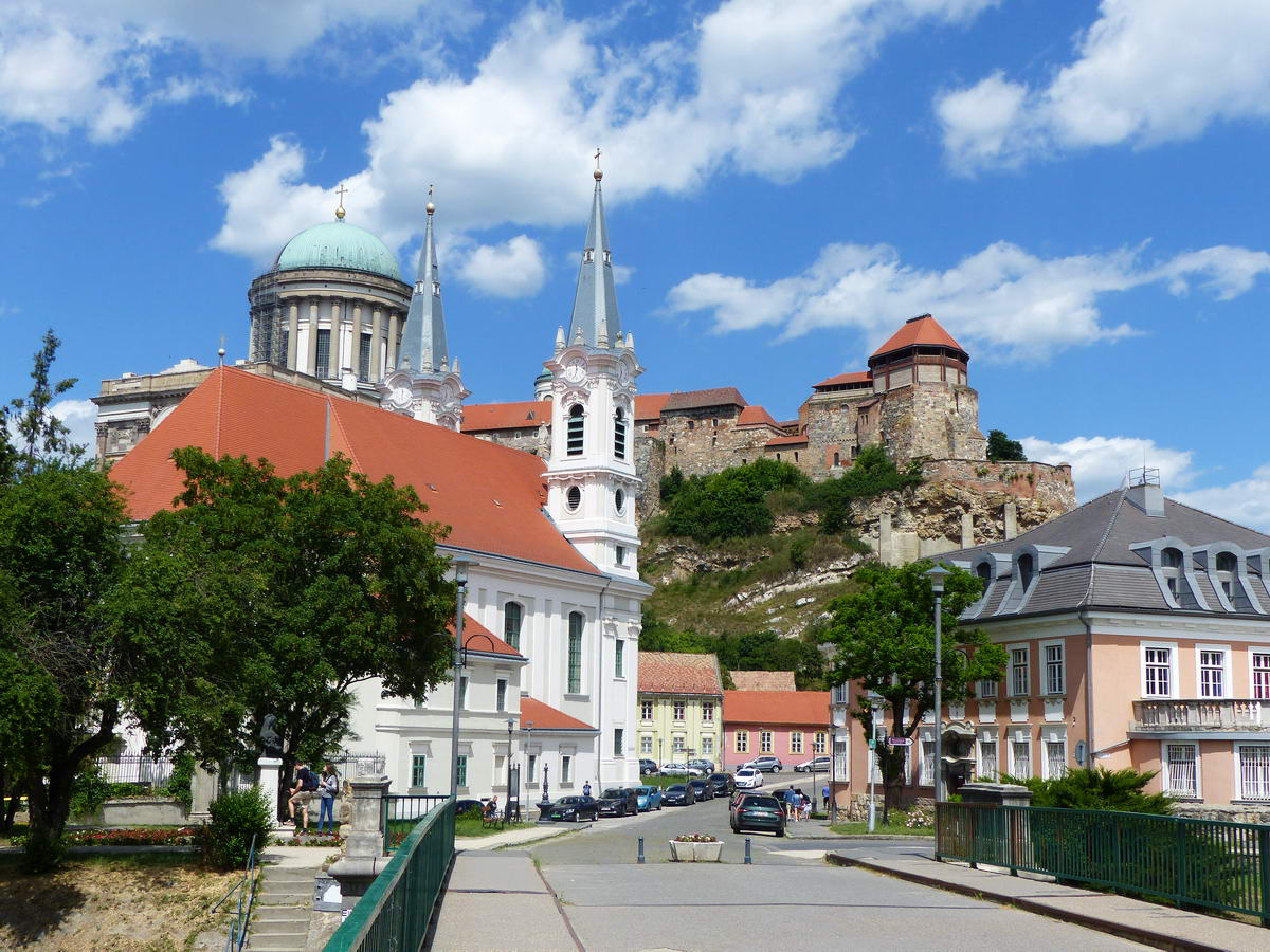 Esztergom - A Bazilika, a régi várfalak és a Szent Ignác plébániatemplom a Kossuth hídról fényképezve