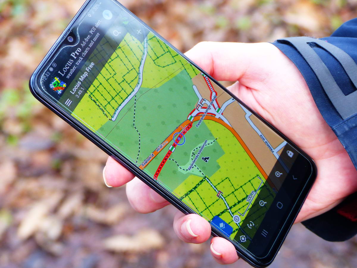 Megfelelő applikációval és a telefonra telepített turistatérképpel mobilnet nélkül is navigálhatunk az erdőben!
