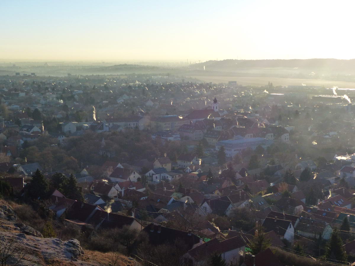Kilátás a Kő-hegyről a még kora reggeli párába burkolózó Budaörsre