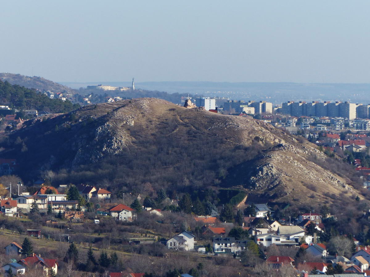 A fényképezőgép legnagyobb zoomját használva a távolban - kicsit szokatlan nézőpontból - feltűnik a Gellért-hegy is