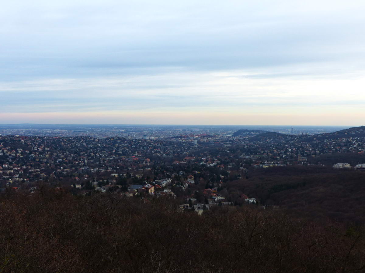Kicsit felhős kilátás Budapestre. A távolban jobbra a Gellért-hegy is feltűnik.