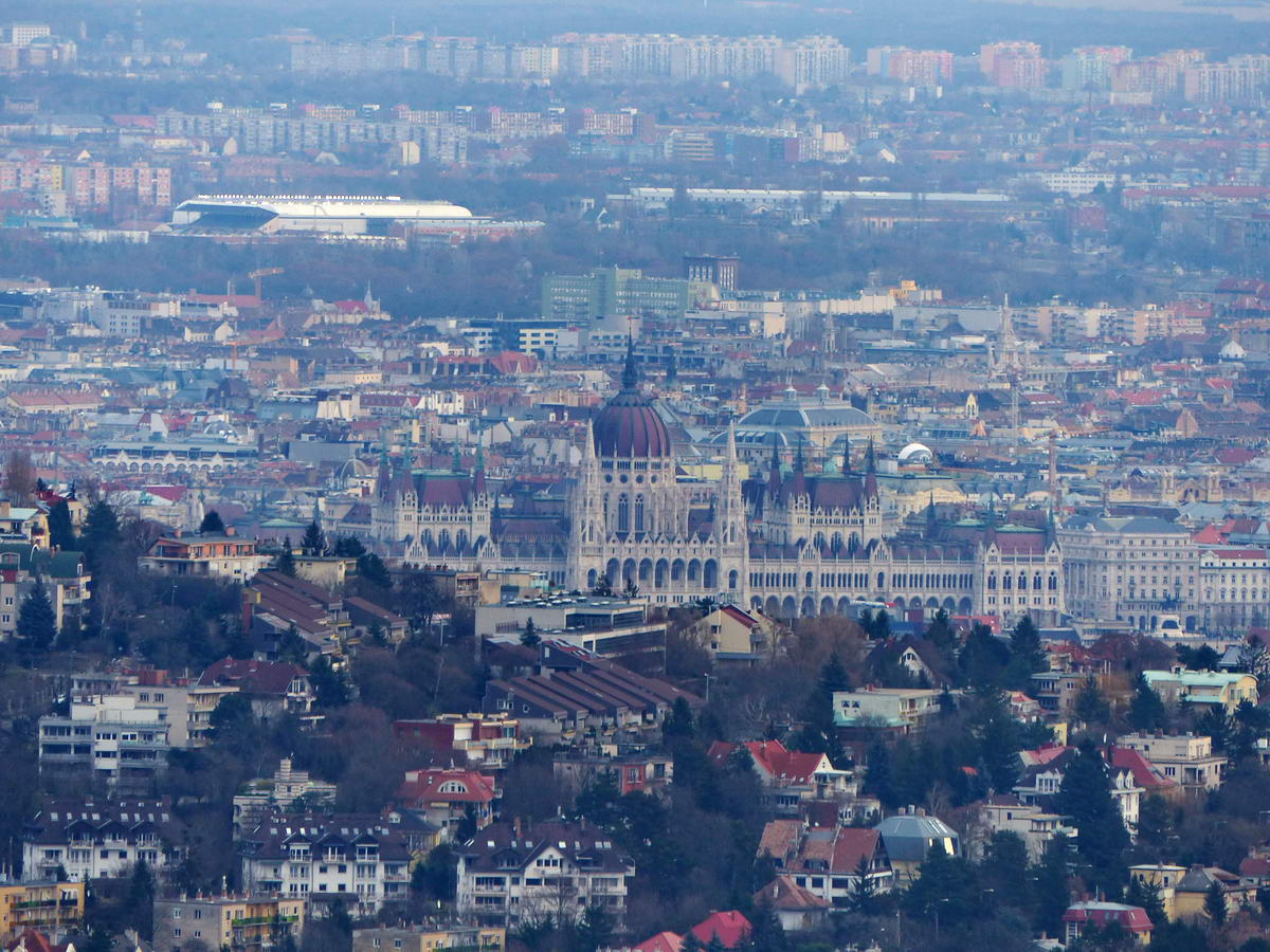 Játék a fényképezőgép zoomjával: a Rózsadomb felett a Parlament is előbukkan