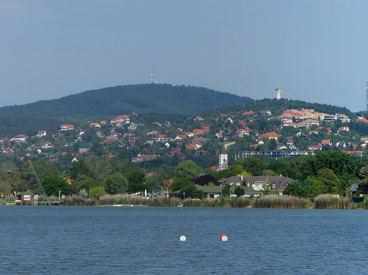 A Velencei-tó partjáról tekintek fel a Bence-hegy kilátójára. A párát igyekeztem itt kiszűrni.