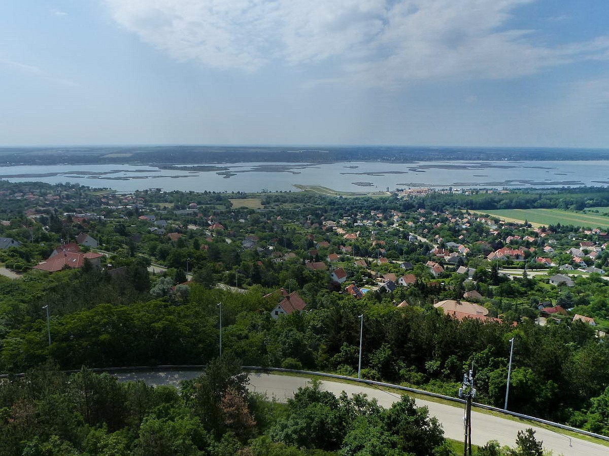 A Bence-hegy kilátójából készült felvételnél egyértelmű hatás: derültebbé, naposabbá tettem a képet