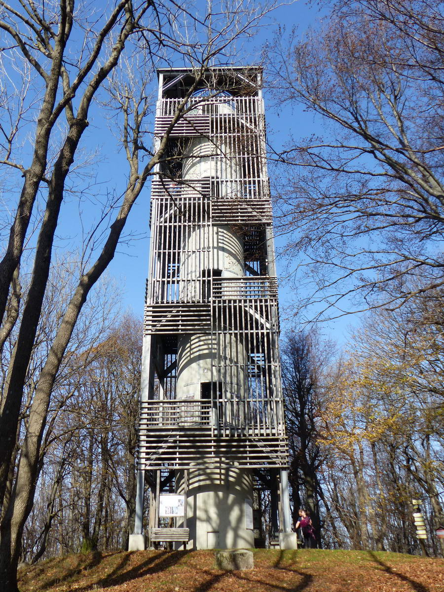 2014-ben épült egy régi geodéziai mérőtorony felhasználásával a Csóványoson álló kilátó
