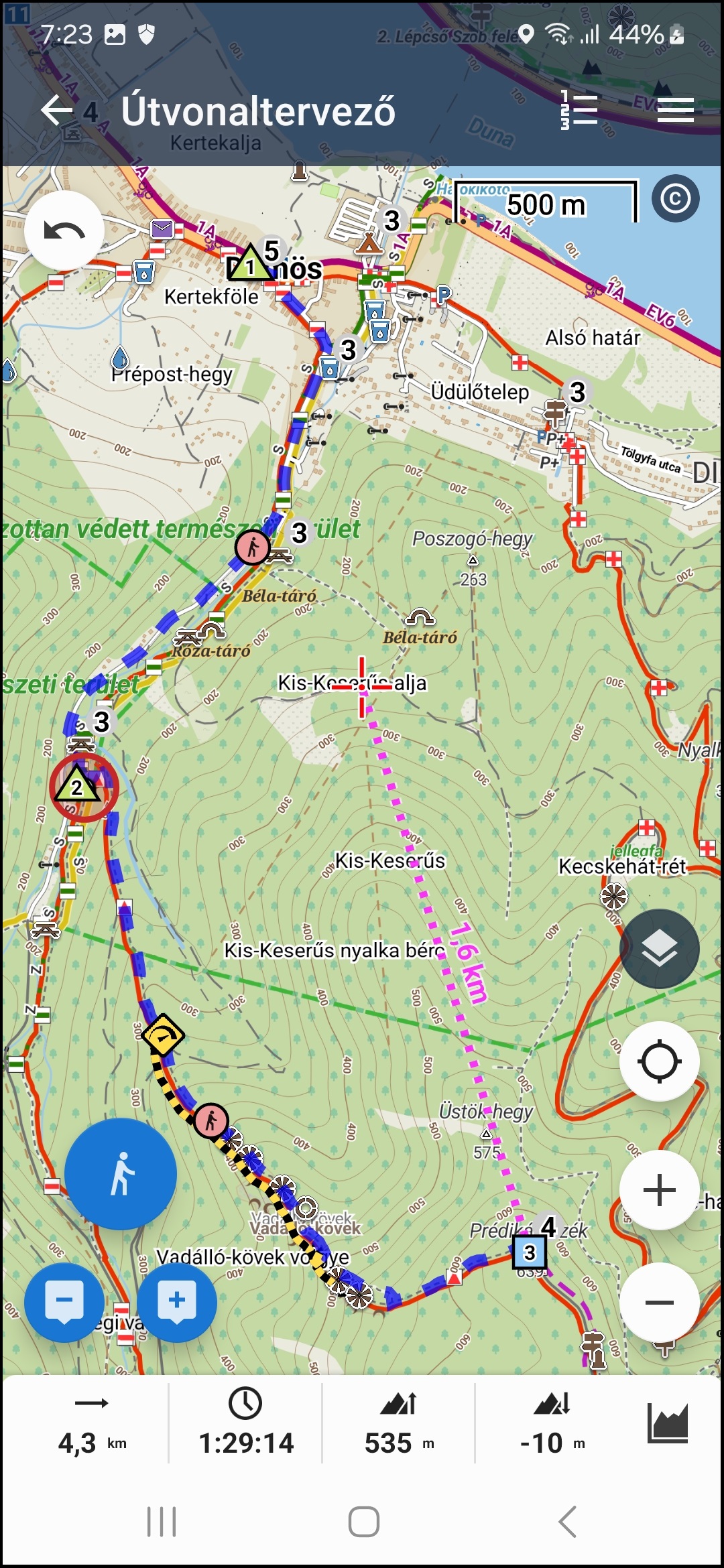 A második pont a piros háromszög jelzések elágazása, a harmadik a maga a cél, a Prédikálószék kilátója. Alul már látjuk is a távot, a megtételéhez szükséges időt, az emelkedést és lejtést.