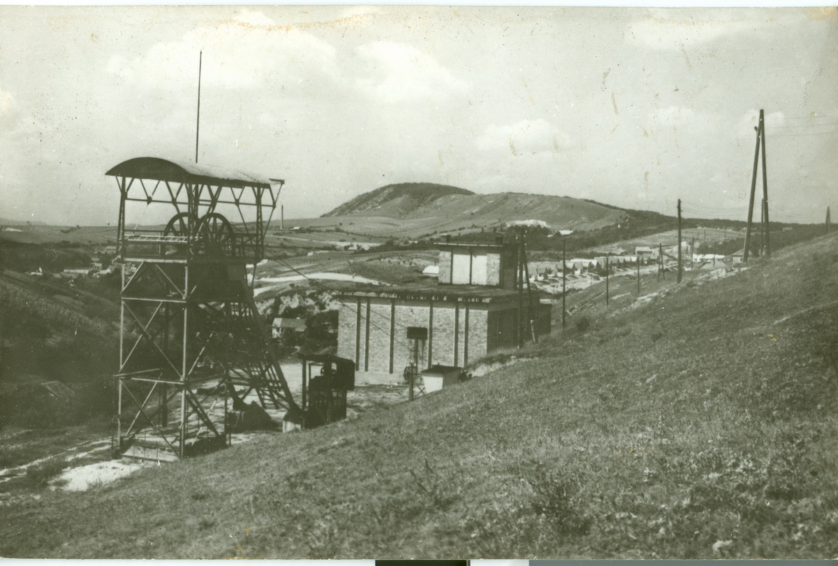 Régi kép az V-ös akna épületeiről