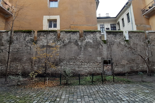 Pest város XV. századi falmaradványa - egy pesti bérház udvarán