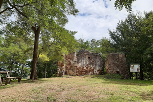 Sabar-hegyi templomrom / középkori templom romjai Káptalantóti mellett