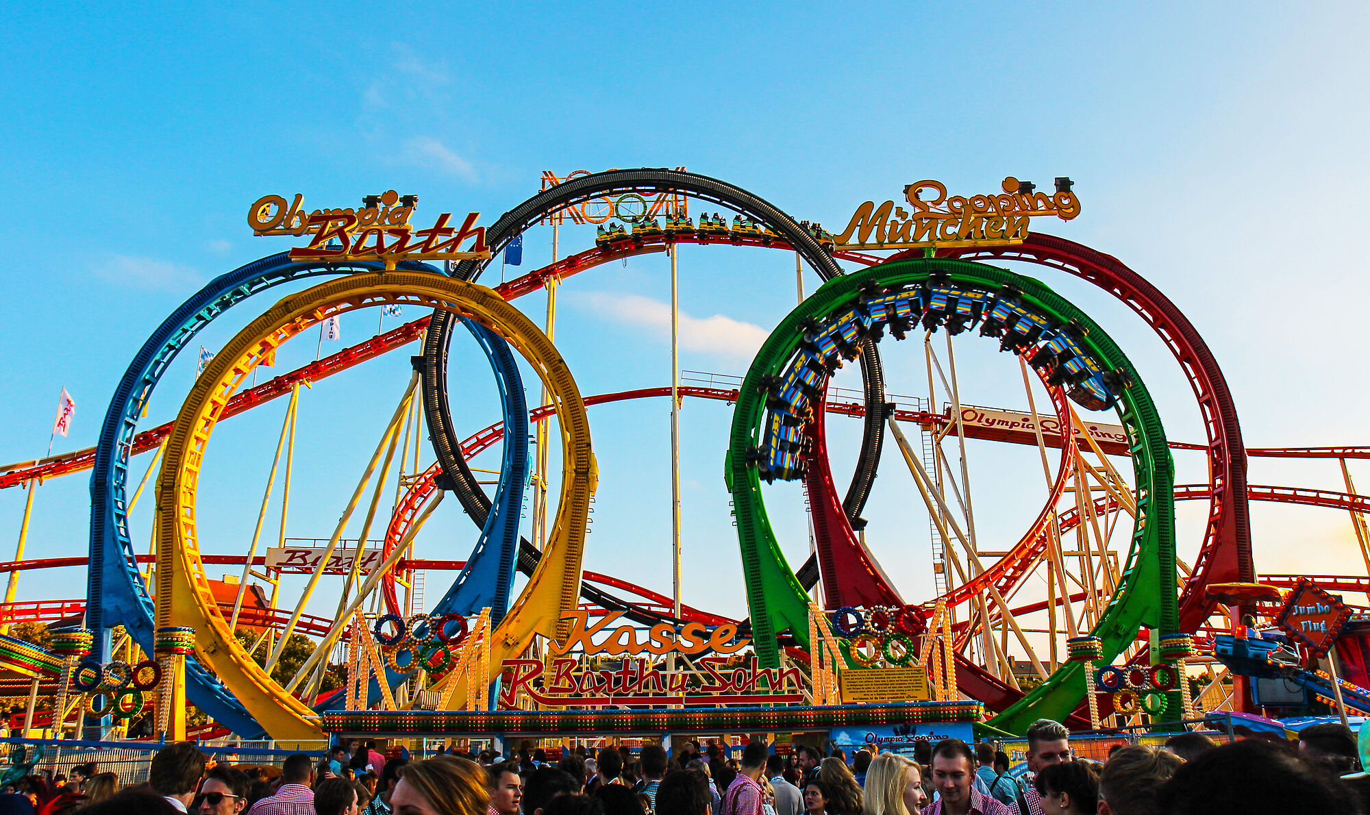 oktoberfest_achterbahn_5er-looping_munchen_tourismus_werner_boehm.jpg