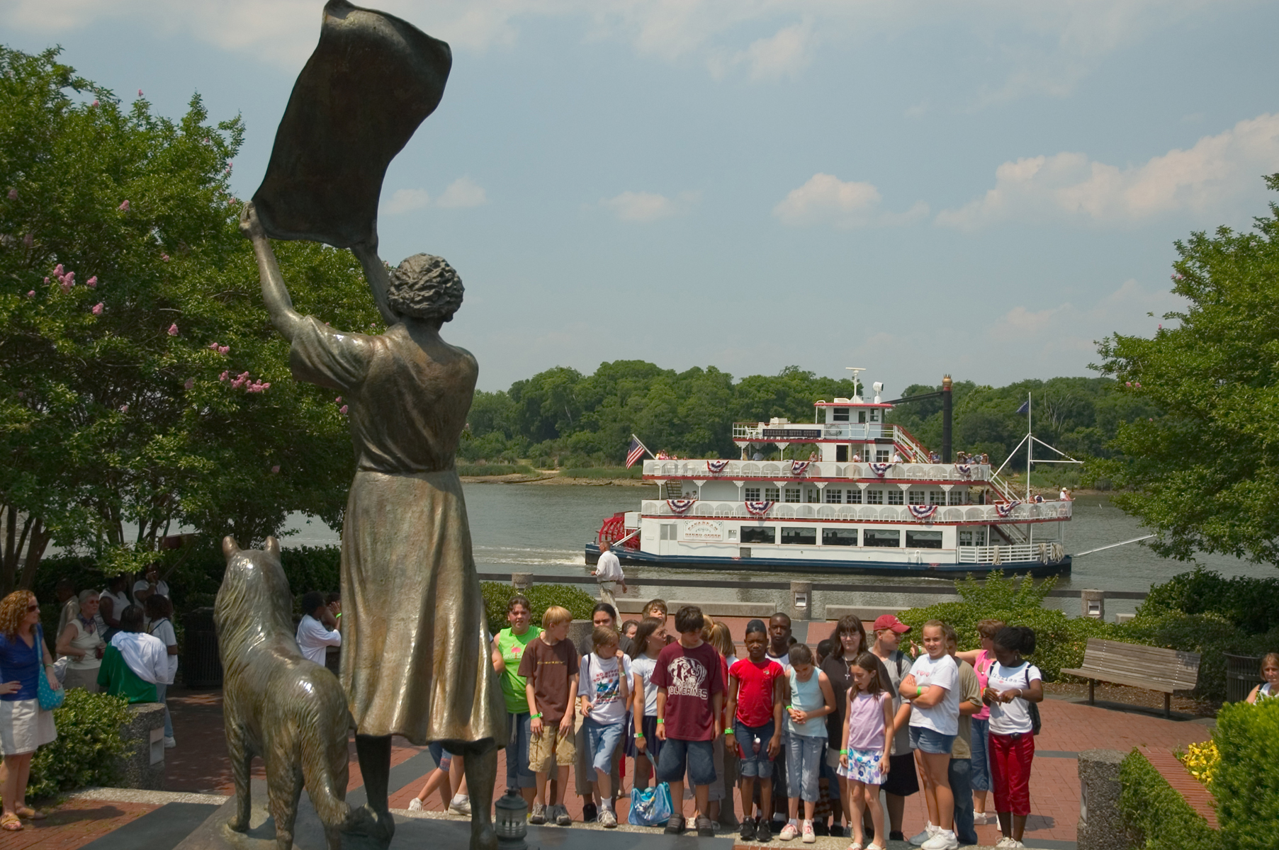 kids_at_waving_girl_on_the_river_4508006089_o.jpg