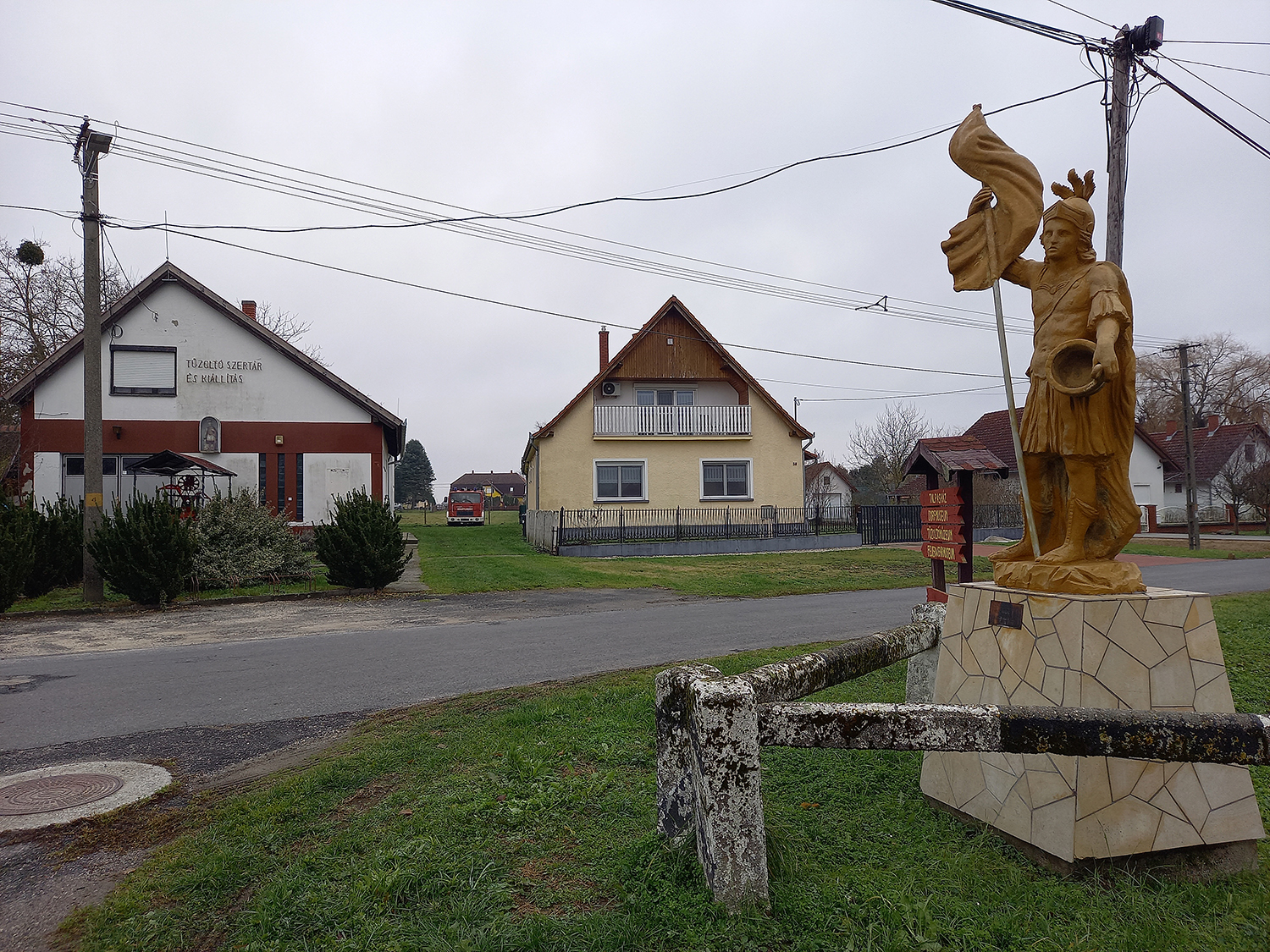 A tűzoltó múzeumnál balra fordulva a templomhoz, jobbra a talpasházhoz és a temetőhöz jutunk