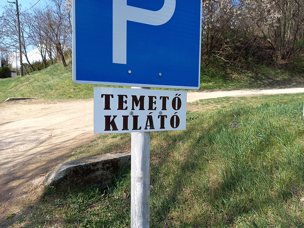 Temető, kilátó és parkoló - kicsit morbid.